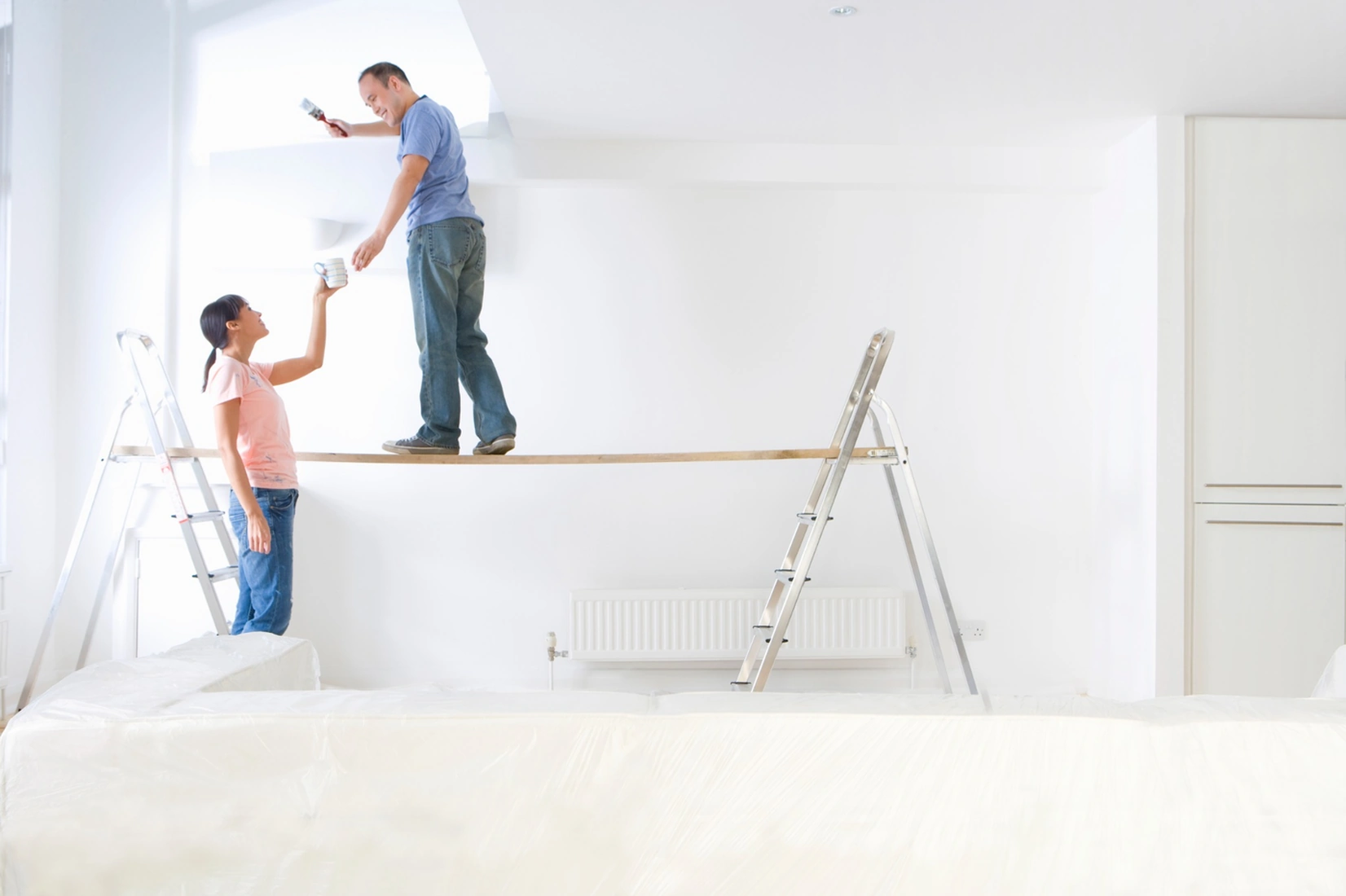 Material de pintura preparado para renovar una vivienda